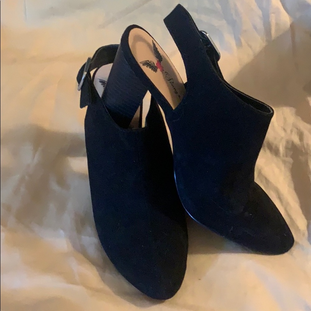 Size 9M Penny Loves Kenny Flute Black faux suede